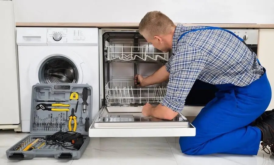 Sarıgöl Smeg servisi teknisyen ekibi beyaz eşya tamiri yaparken